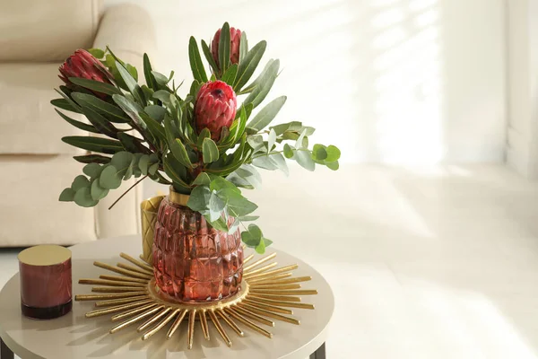 Vas Dengan Karangan Bunga Protea Yang Indah Atas Meja Kamar — Stok Foto