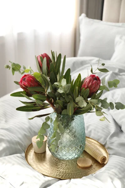 Vas Dengan Karangan Bunga Protea Yang Indah Tempat Tidur Dalam — Stok Foto