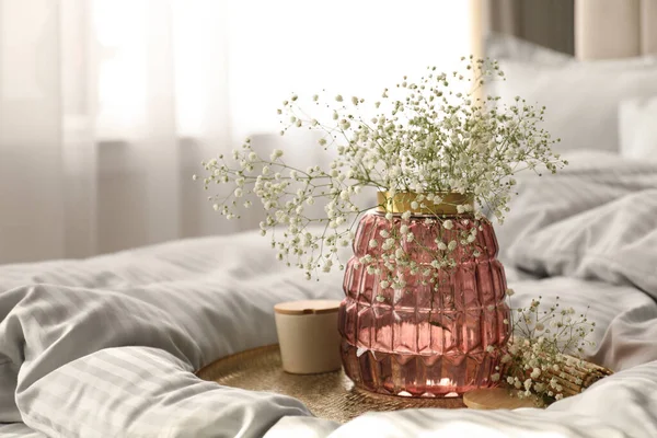 Váza Kyticí Krásných Gypsophila Květin Posteli Uvnitř — Stock fotografie