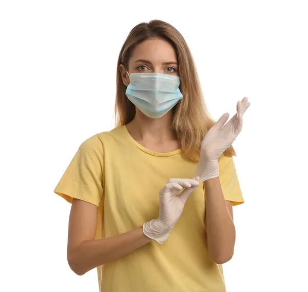 Ung Kvinna Skyddande Ansiktsmask Sätta Medicinska Handskar Mot Vit Bakgrund — Stockfoto