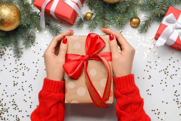 Mujer Sosteniendo Caja Regalo Cerca Ramas Abeto Con Decoración Navidad — Foto de Stock