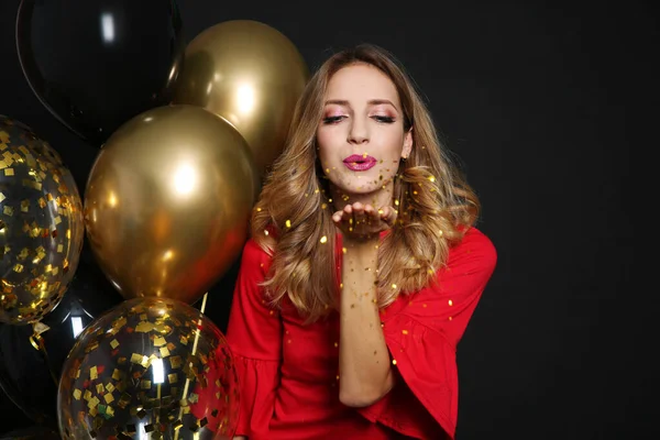 Gelukkige Vrouw Met Luchtballonnen Die Glitter Blazen Zwarte Achtergrond Kerstfeest — Stockfoto