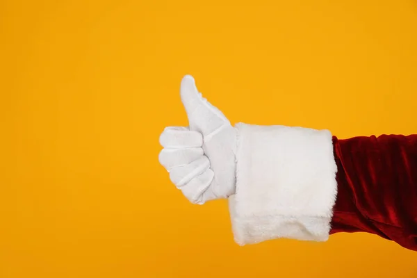 Weihnachtsmann Zeigt Daumen Nach Oben Auf Gelbem Hintergrund Nahaufnahme Der — Stockfoto