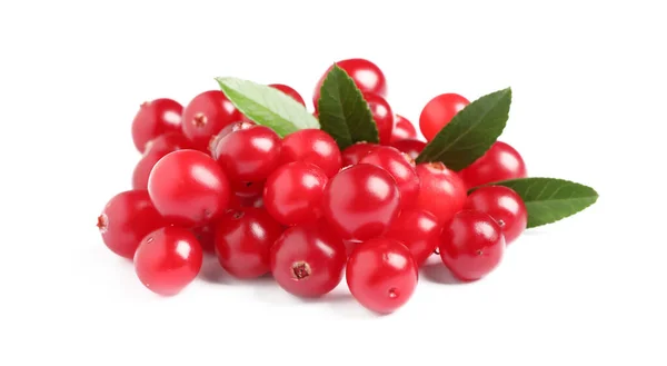 Tumpukan Cranberry Matang Segar Dengan Daun Latar Belakang Putih — Stok Foto
