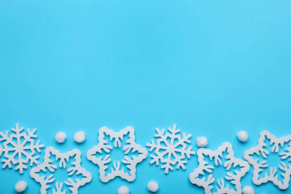 Hermosos Copos Nieve Decorativos Sobre Fondo Azul Claro Disposición Plana — Foto de Stock