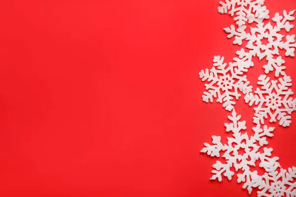 Όμορφες Διακοσμητικές Νιφάδες Χιονιού Κόκκινο Φόντο Επίπεδη Lay Χώρος Για — Φωτογραφία Αρχείου