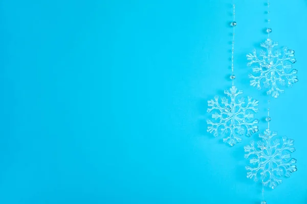 Hermosos Copos Nieve Decorativos Que Cuelgan Sobre Fondo Azul Claro — Foto de Stock