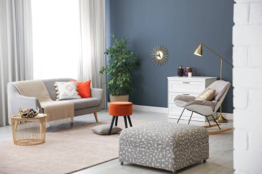 Sonbahar renklerinden esinlenilmiş rahat bir oturma odası.