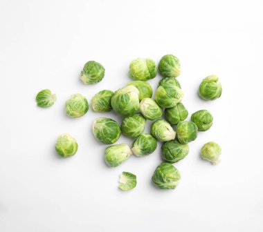 Beyaz arka planda taze Brüksel lahanaları, üst görünüm