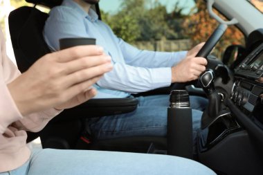 Termosu arabada olan çift, yakın çekim.