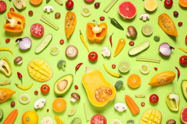 Açık yeşil zemin üzerinde taze organik meyve ve sebzelerle bezenmiş düz bir bileşim.