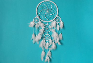 Açık mavi arka planda asılı güzel bir düş kapanı