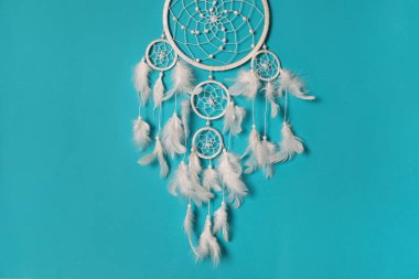 Açık mavi arka planda asılı güzel bir düş kapanı