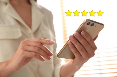 Bir kadın kapalı mekanda akıllı telefondan teftişi çevrimiçi terk ediyor. Alet üstünde beş yıldız.