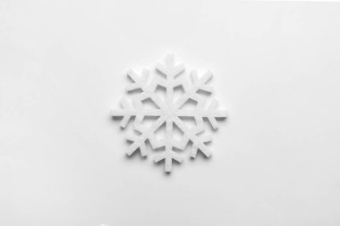 Beyaz arka planda güzel dekoratif kar tanesi, üst manzara