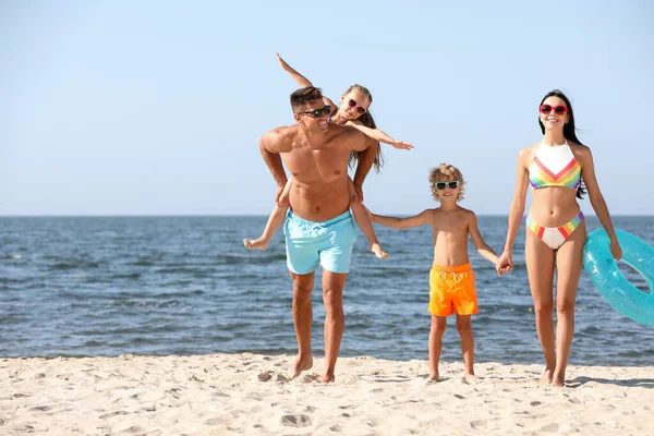 Familia Feliz Con Anillo Inflable Playa Arena Cerca Del Mar — Foto de Stock