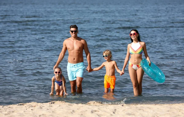 Lycklig Familj Med Uppblåsbar Ring Havet Sommarlov — Stockfoto