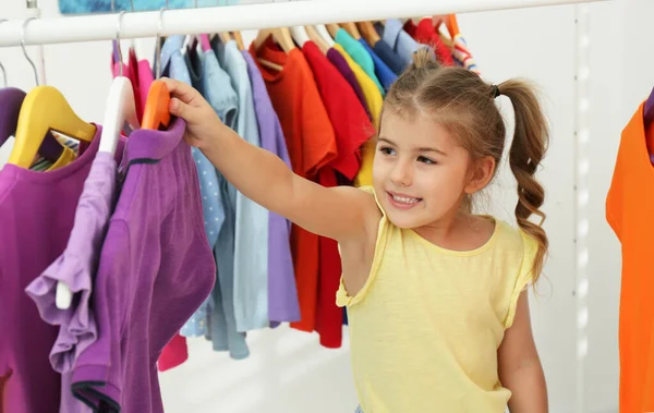 Κοριτσάκι Διαλέγει Ρούχα Εσωτερικό Χώρο — Φωτογραφία Αρχείου