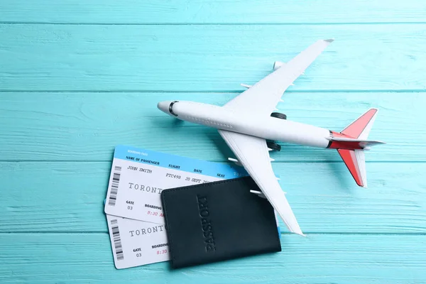 Παιχνίδι Αεροπλάνο Και Διαβατήριο Εισιτήρια Γαλάζιο Ξύλινο Φόντο Επίπεδη Lay — Φωτογραφία Αρχείου