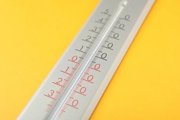 Σύγχρονο Θερμόμετρο Καιρού Κίτρινο Φόντο Closeup — Φωτογραφία Αρχείου