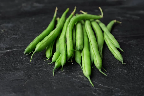 Frische Grüne Bohnen Auf Schwarzem Tisch Nahaufnahme — Stockfoto