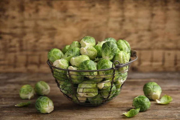 Metallkorb Mit Frischem Rosenkohl Auf Holztisch Nahaufnahme — Stockfoto