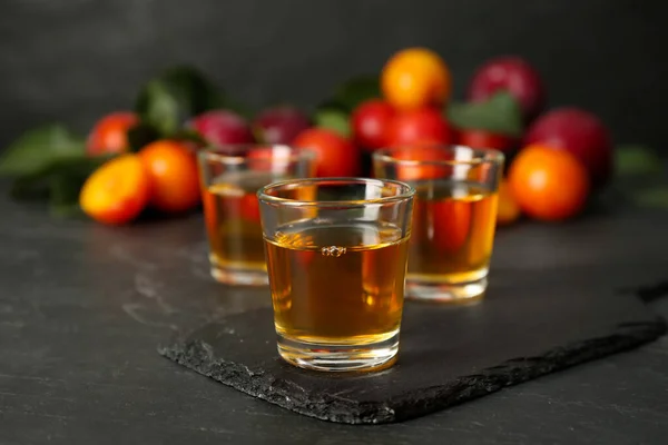 Delicioso Licor Ciruela Mesa Negra Bebida Alcohólica Fuerte Casera —  Fotos de Stock
