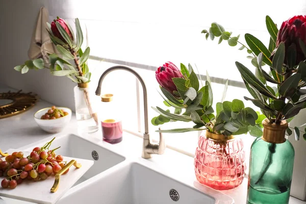 Vas Dengan Bunga Protea Yang Indah Dekat Tenggelam Dapur Desain — Stok Foto