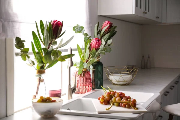 Mutfakta Lavabonun Yanında Güzel Protea Çiçekleri Olan Vazolar Tasarım — Stok fotoğraf