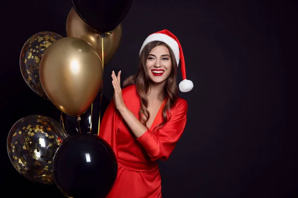 Siyah Arka Planda Balonları Olan Noel Baba Şapkalı Mutlu Bir — Stok fotoğraf