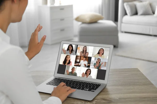 Коллеги Работают Вместе Онлайн Женщина Использующая Видео Чат Ноутбуке Крупным — стоковое фото