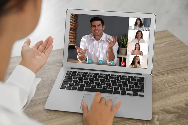 Munkatársak Online Dolgoznak Használ Video Chat Laptop Közelkép — Stock Fotó
