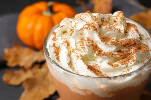 Köstliche Kürbislatte Mit Schlagsahne Auf Dem Tisch Nahaufnahme — Stockfoto