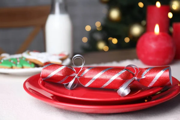Κόκκινο Πιάτο Κράκερ Χριστουγέννων Στο Τραπέζι Closeup — Φωτογραφία Αρχείου