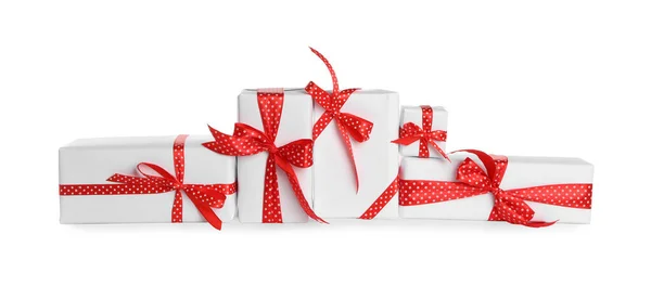 Χριστουγεννιάτικα Κουτιά Δώρων Διακοσμημένα Κόκκινα Τόξα Λευκό Φόντο — Φωτογραφία Αρχείου
