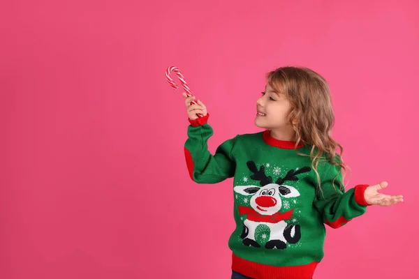 Cute Little Girl Green Christmas Sweater Holding Candy Cane Pink — Stock Photo, Image