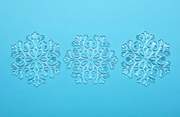 Hermosos Copos Nieve Decorativos Sobre Fondo Azul Claro Planas — Foto de Stock
