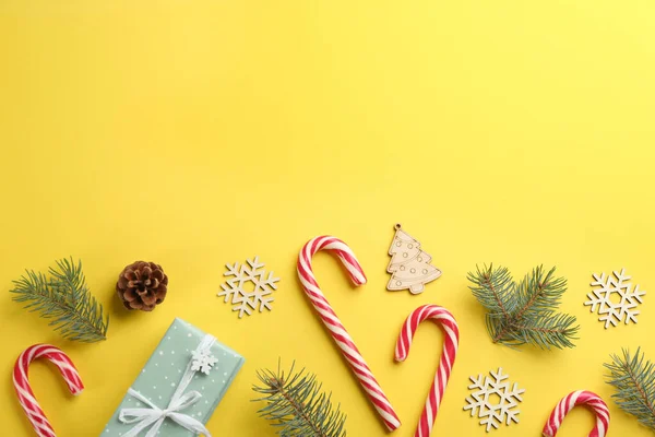 Composición Plana Con Bastones Caramelo Decoración Navideña Sobre Fondo Amarillo —  Fotos de Stock