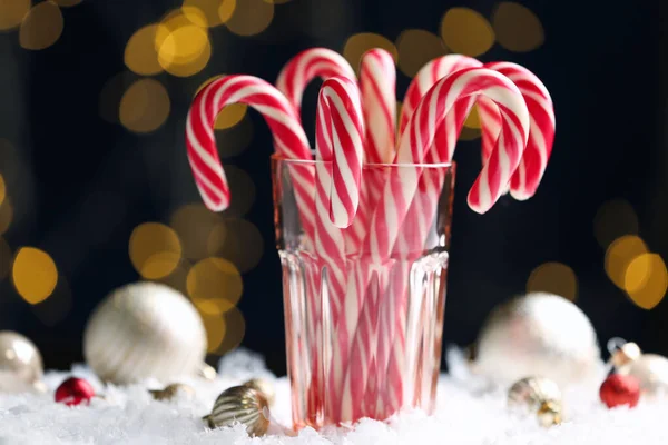 Viele Süße Zuckerstangen Glas Gegen Verschwommenes Festliches Licht Traditionelles Weihnachtsgeschenk — Stockfoto