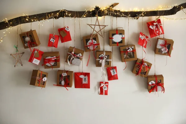 Calendario Adviento Hecho Mano Con Regalos Colgados Pared Blanca Temporada — Foto de Stock