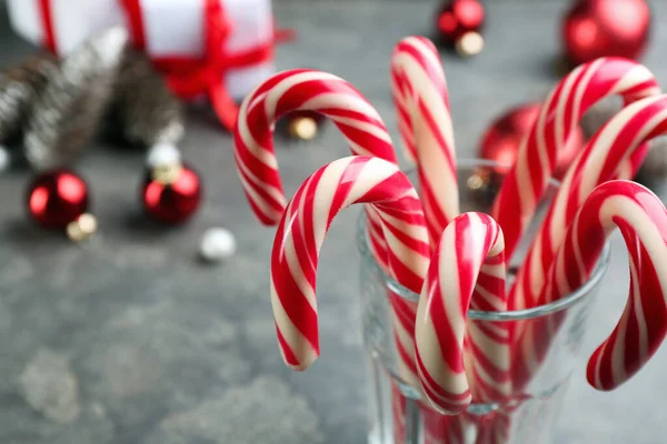 Muchos Bastones Dulces Caramelo Vidrio Mesa Primer Plano Tradicional Regalo — Foto de Stock