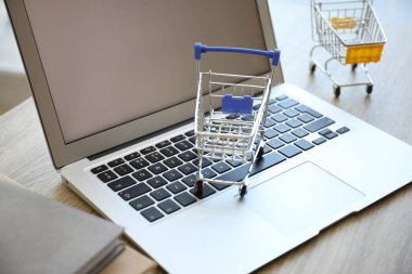 İnternet alışverişi. Laptop ve küçük arabalar masaya, yakın plan.