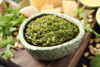 Masada bir kase lezzetli roka pesto, yakın plan.