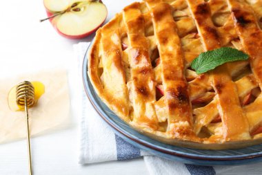 Taze geleneksel elmalı turta beyaz masada, yakın plan.