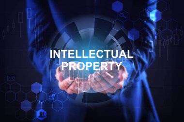 Fikri mülkiyet kavramı. Sanal ekranı şemalarla kullanan adam, yakın plan