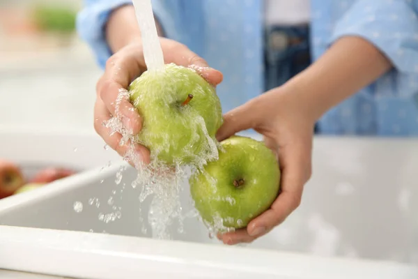 Kvinna Tvätta Färska Gröna Äpplen Diskhon Närbild — Stockfoto