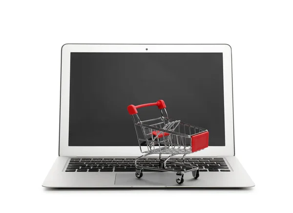 网上购物 白色隔离小推车的笔记本电脑 — 图库照片