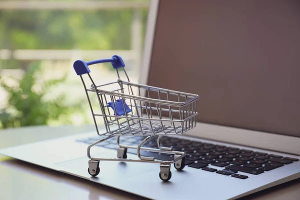 Einkaufen Internet Laptop Mit Kleinem Einkaufswagen Auf Tisch Drinnen Nahaufnahme — Stockfoto