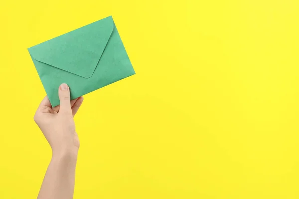 Mulher Segurando Envelope Papel Verde Fundo Amarelo Close Espaço Para — Fotografia de Stock