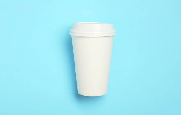 Taza Café Papel Para Llevar Con Sobre Fondo Azul Claro —  Fotos de Stock